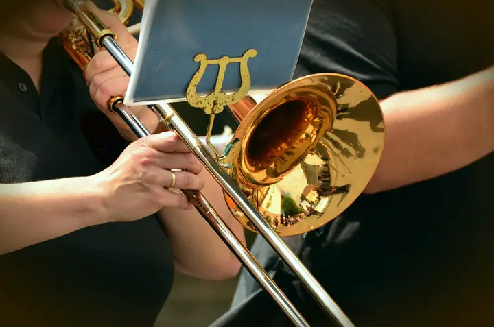 howto play the trombone quietly