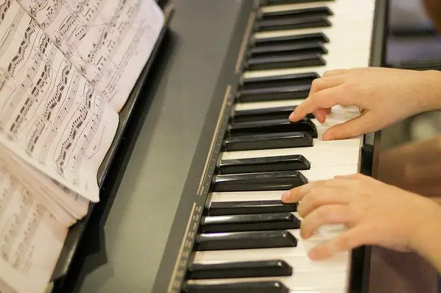 does playing piano change your hands