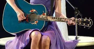 Is Taylor Swift a good guitar player